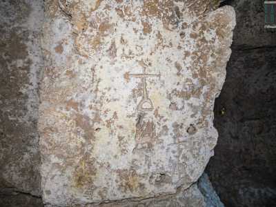 ...dove sono riconoscibili delle croci incise nella pietra...